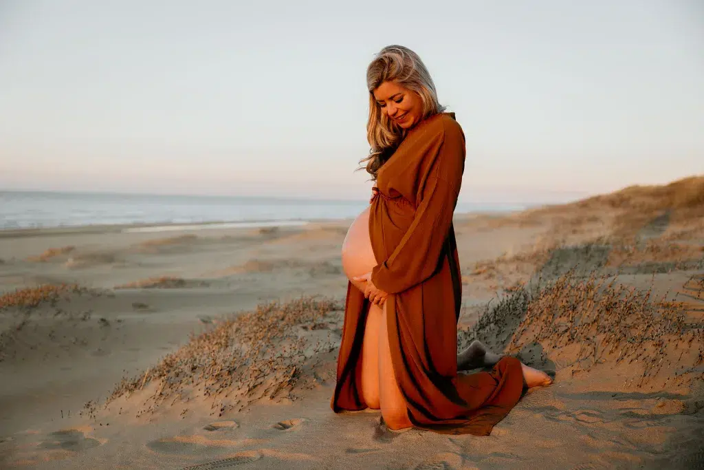 Zwangere mama op het strand met een fotoshoot in het westland