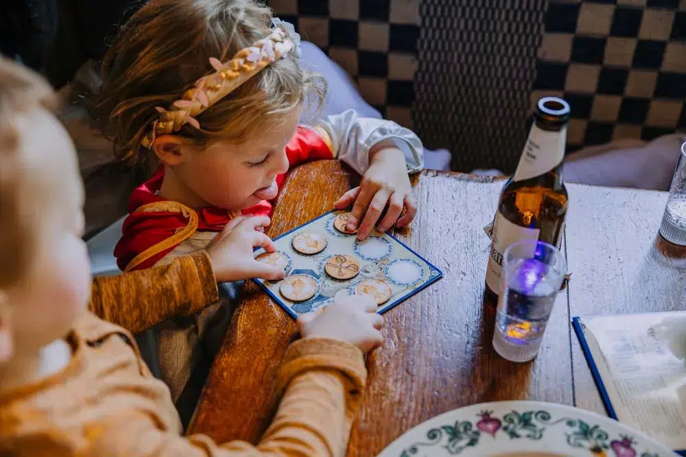 kinderen die een spel spelen tijdens een day in the life shoot
