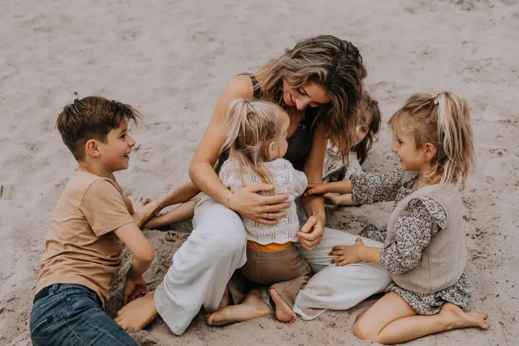 alle kinderen bij mama knuffelen