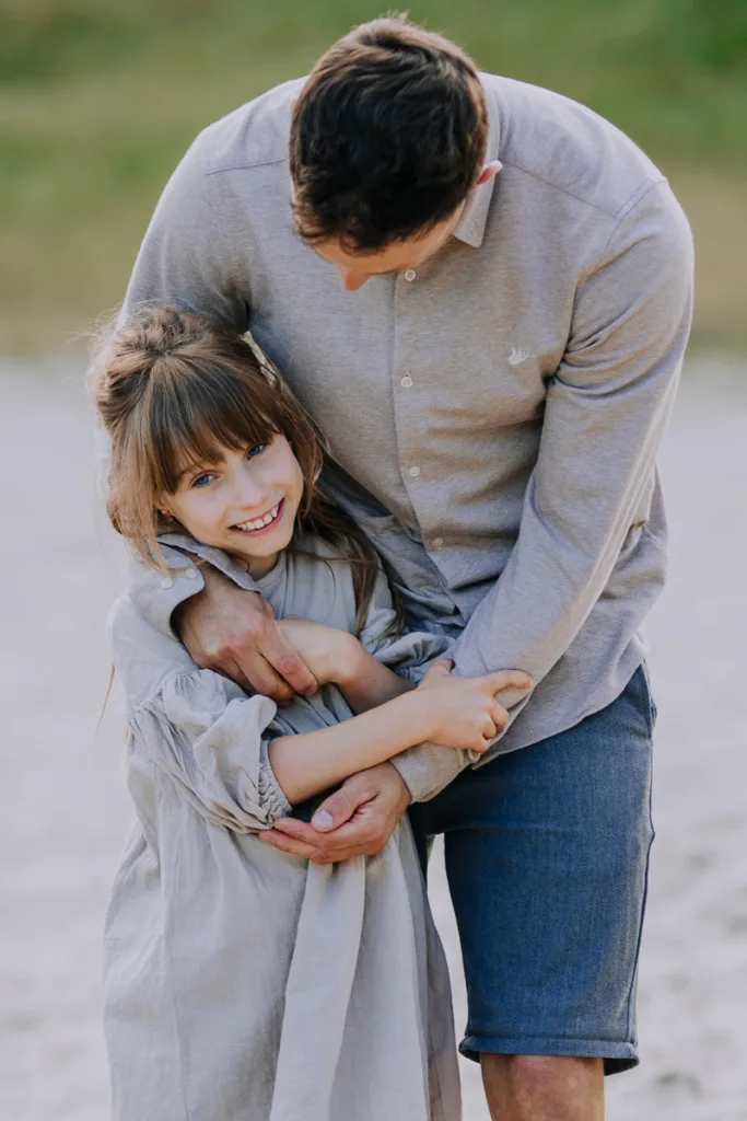 grapjes maken met papa tijdens een fotoshoot op het strand