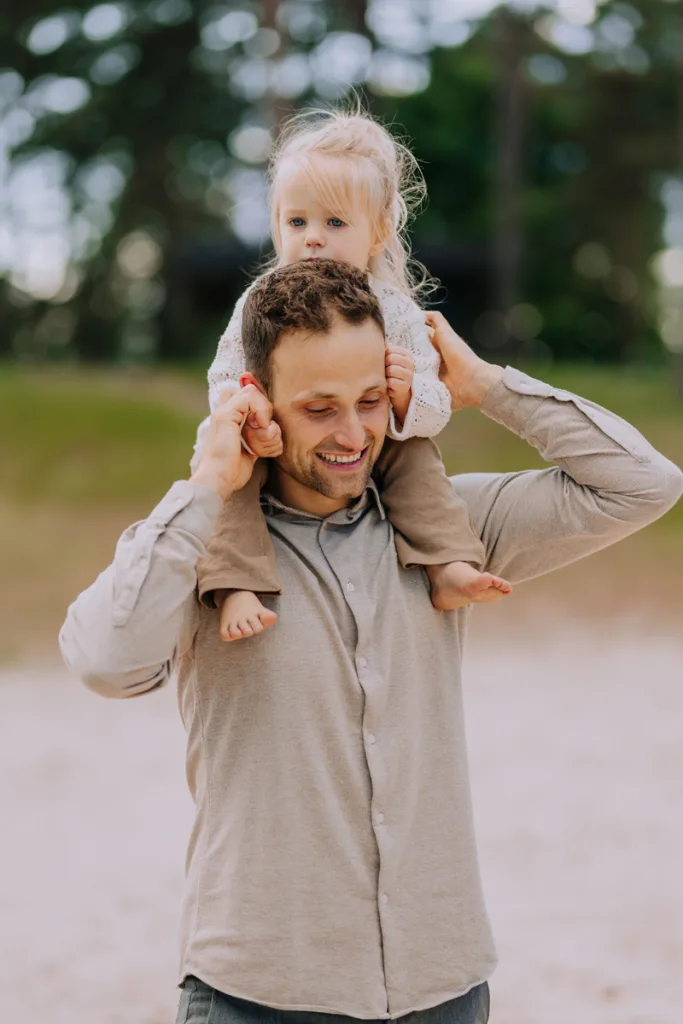 jongste dochter bij papa op de nek