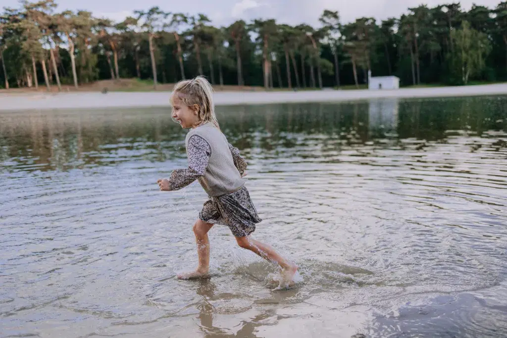 rennen door het water tijdens een golden hour fotoshoot