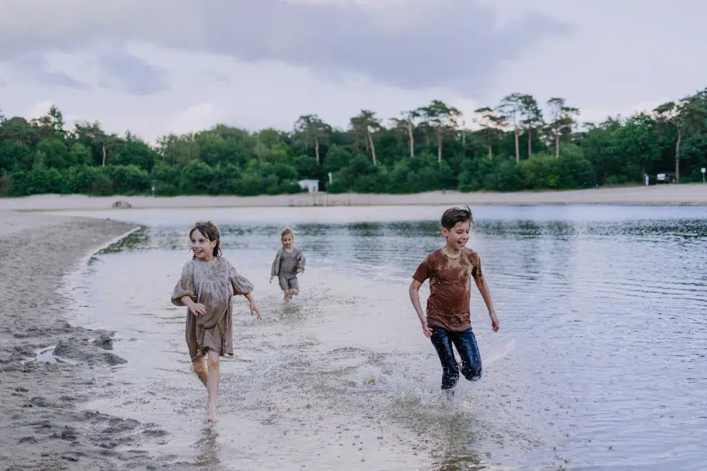 vader met kinderen spelen in het henschotermeer