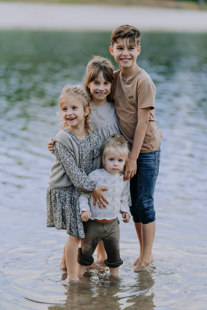 kinderen in het water tijdens een fotoshoot