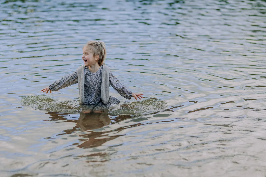 in het water spelen bij het henschotermeer