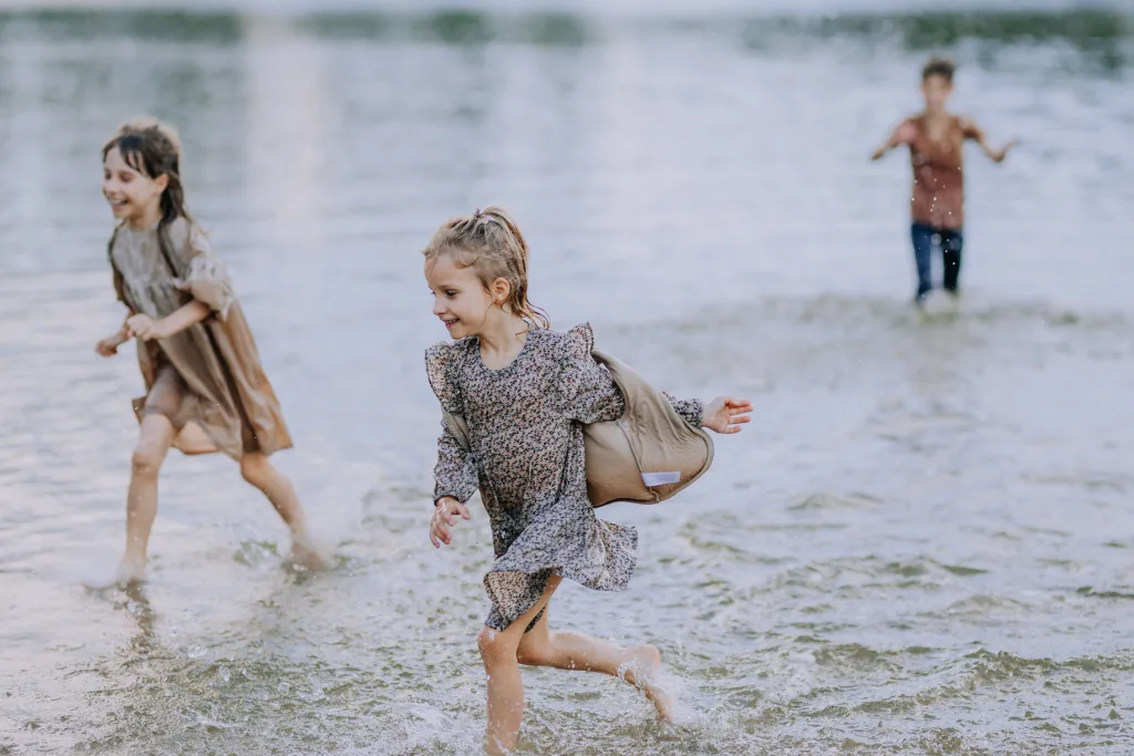 rennen door het water op het Henschotermeer