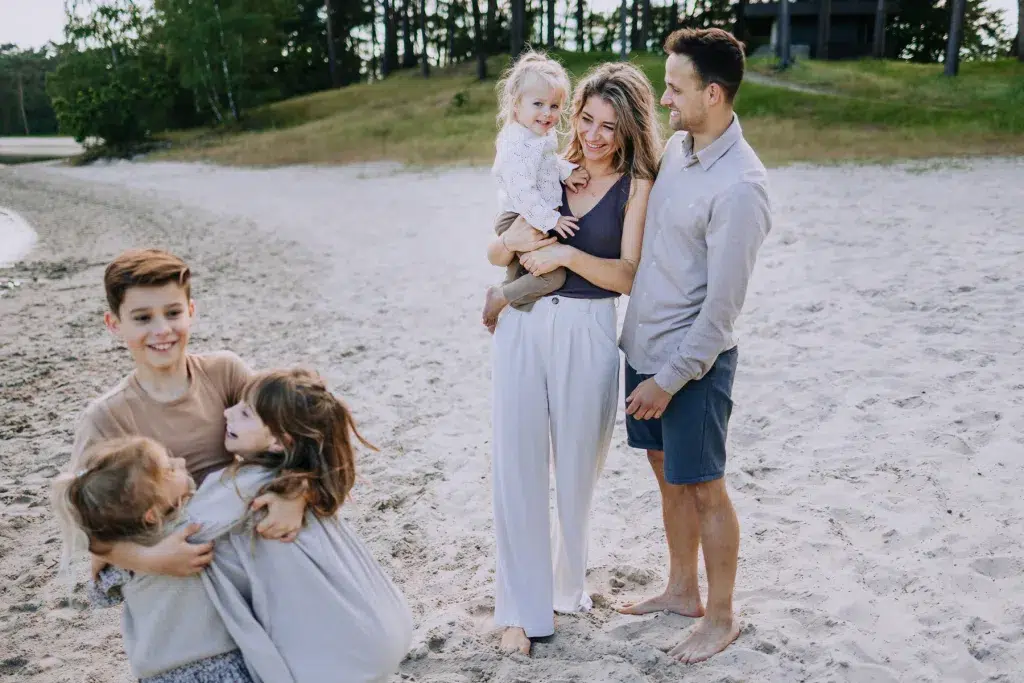 knuffelen op het strand met het hele gezin