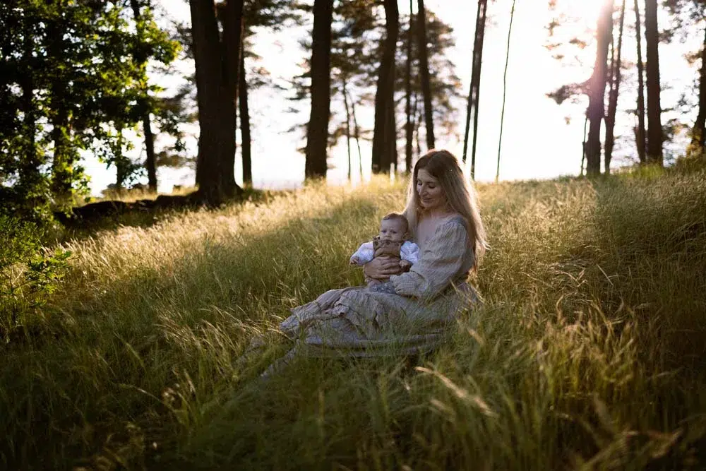 zwanger-zwangerschap-zwangerschapsfotoshoot-motherhoodfotoshoot-gezinsfotoshoot-gezin-foto-familiefotograaf-kinderen-goldenhour-henschotermeer-babyfotoshoot