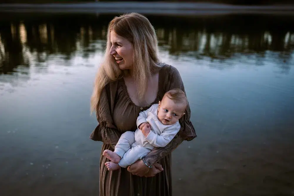 zwanger-motherhoodfotoshoot-gezinsfotoshoot-gezin-foto-familiefotograaf-kinderen-goldenhour-henschotermeer-babyfotoshoot