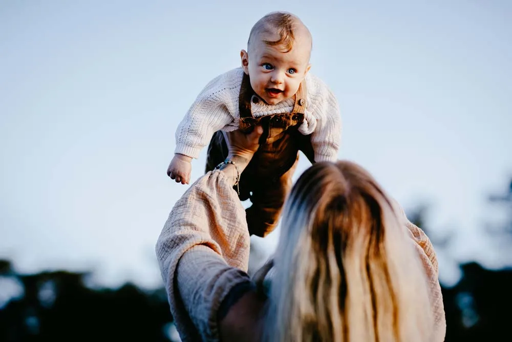 zwanger-motherhoodfotoshoot-gezinsfotoshoot-gezin-foto-familiefotograaf-kinderen-goldenhour-henschotermeer-babyfotoshoot