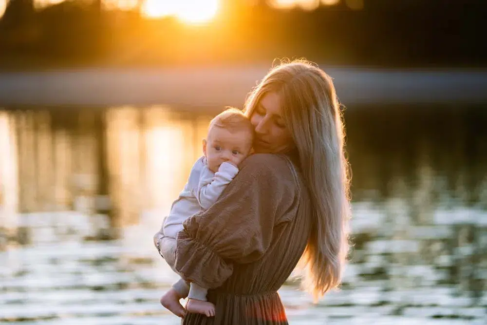 zwanger-motherhoodfotoshoot-gezinsfotoshoot-gezin-foto-familiefotograaf-kinderen-goldenhour-henschotermeer