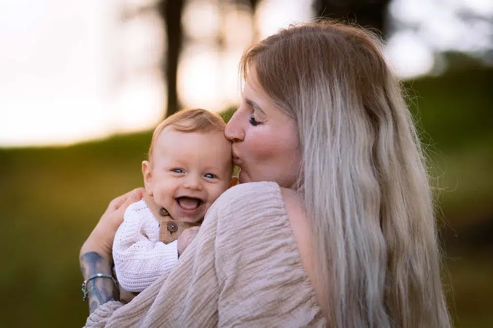 zwanger-zwangerschap-zwangerschapsfotoshoot-motherhoodfotoshoot-gezinsfotoshoot-gezin-foto-familiefotograaf-kinderen-goldenhour-henschotermeer-babyfotoshoot