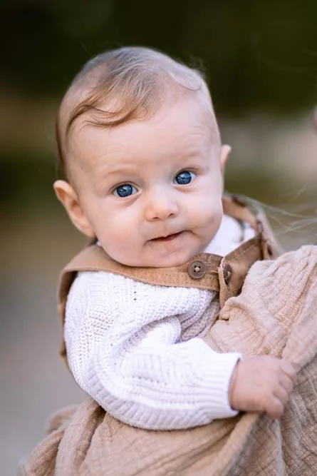 zwanger-zwangerschap-zwangerschapsfotoshoot-motherhoodfotoshoot-gezinsfotoshoot-gezin-foto-familiefotograaf-kinderen-goldenhour-henschotermeer-babyfotoshoot