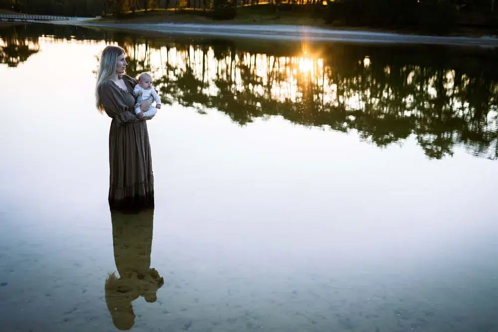 zwanger-zwangerschap-zwangerschapsfotoshoot-motherhoodfotoshoot-gezinsfotoshoot-gezin-foto-familiefotograaf-kinderen-goldenhour-henschotermeer-babyfotoshoot