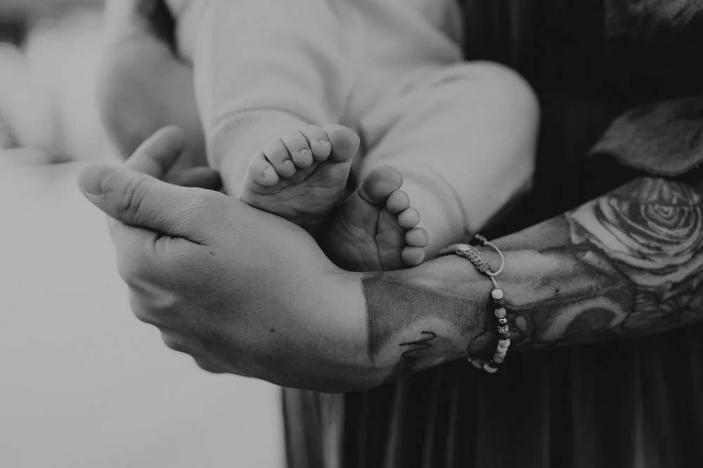 zwanger-zwangerschap-zwangerschapsfotoshoot-motherhoodfotoshoot-gezinsfotoshoot-gezin-foto-familiefotograaf-kinderen-goldenhour-henschotermeer-babyfotoshoot