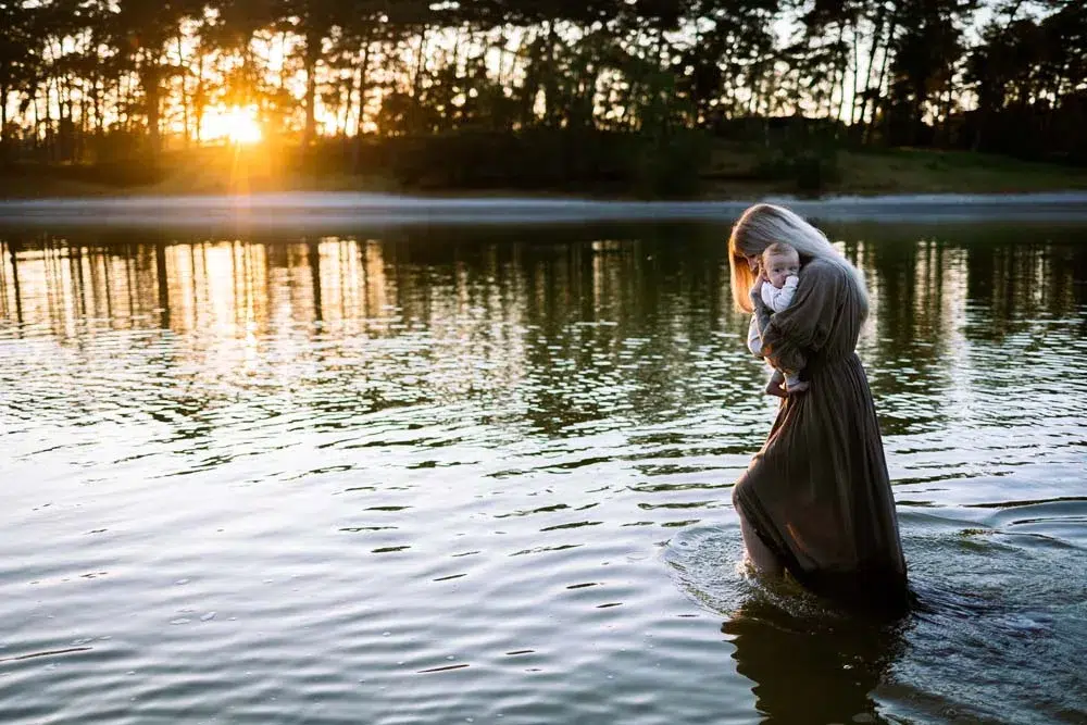 zwanger-zwangerschap-zwangerschapsfotoshoot-motherhoodfotoshoot-gezinsfotoshoot-gezin-foto-familiefotograaf-kinderen-goldenhour-henschotermeer-babyfotoshoot