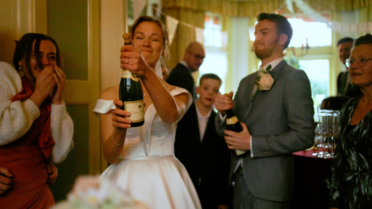 eerste champagne na het trouwen