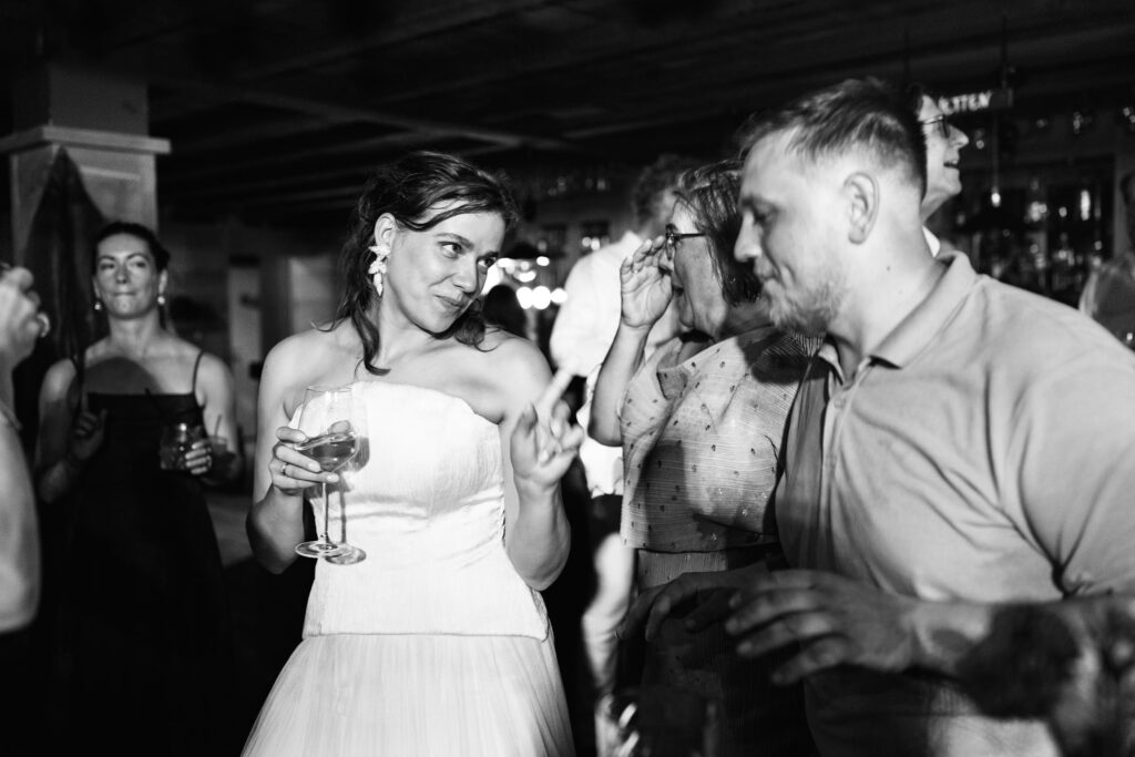 Bruidspaar danst tussen vrienden en familie op hun trouwfeest